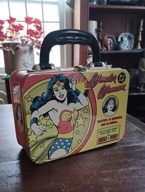 DC Comics Wonder Woman cartoon lunchbox style metal storage box w/ handle